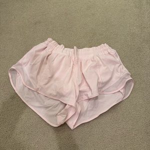 lululemon hotty hot 2.5” inseam (strawberry milkshake)